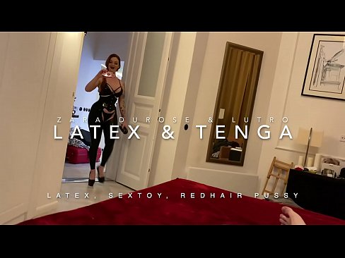 ❤️ Ngoanana e monyane ea nang le hlooho e khubelu ea apereng seaparo sa latex se kentsoeng ke ntate oa bobeli ❤️ ❤