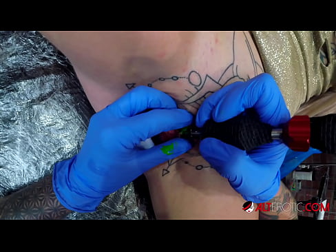 ❤️ Sully Savage ea nang le li-tattoo tse chesang haholo o ile a fumana tattoo clitoris ea hae ❤️ ❤